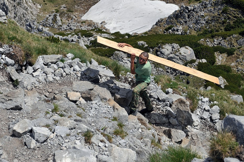 Giewont: trwają prace przy modernizacji krzyża