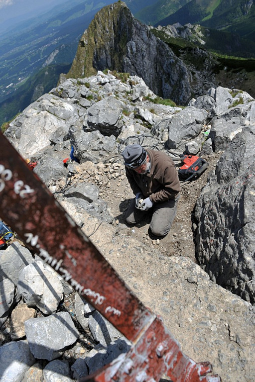 Giewont: trwają prace przy modernizacji krzyża
