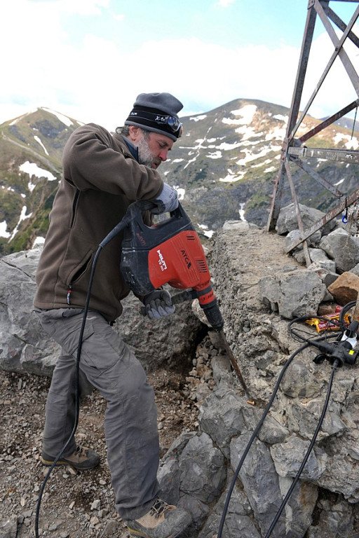 Giewont: trwają prace przy modernizacji krzyża