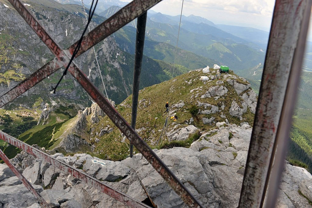 Giewont: trwają prace przy modernizacji krzyża