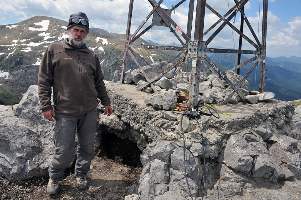 Giewont: trwają prace przy modernizacji krzyża