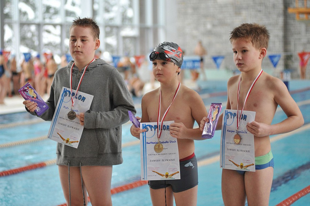 Młodzi pływacy na basenie COS