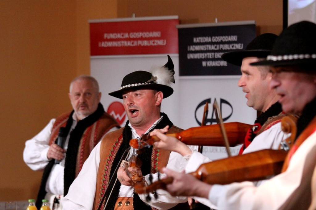 Gorąca dyskusja na ekonomicznym sympozjum