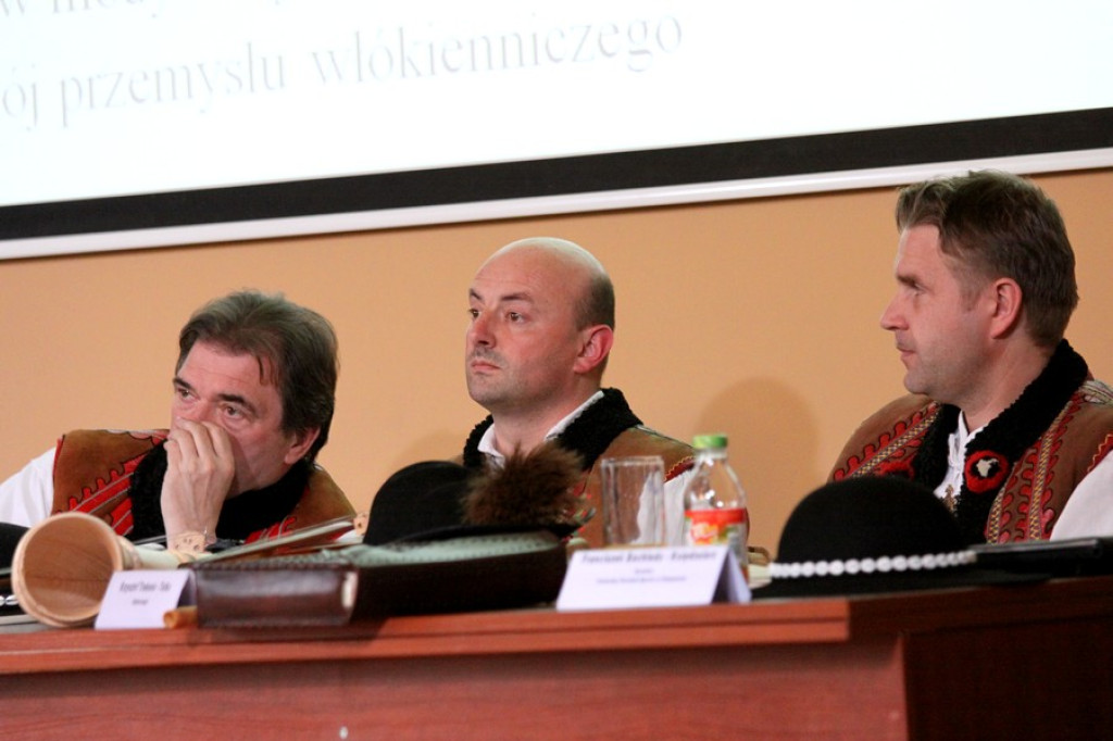 Gorąca dyskusja na ekonomicznym sympozjum