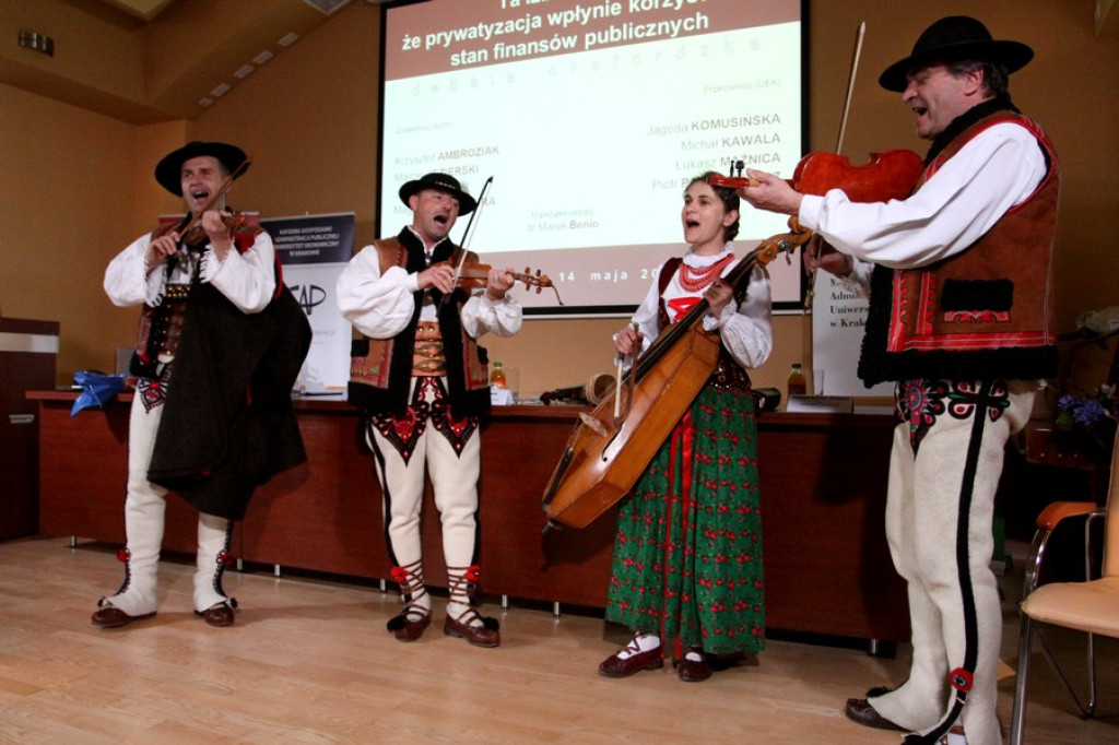 Gorąca dyskusja na ekonomicznym sympozjum