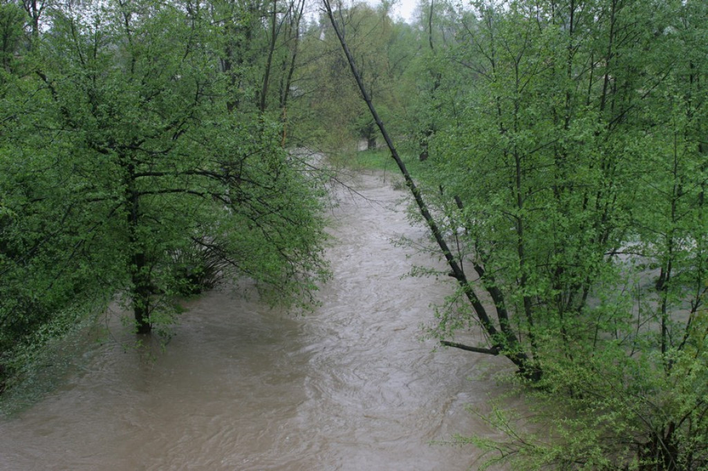 Zalane Krempachy, wezbrana Białka