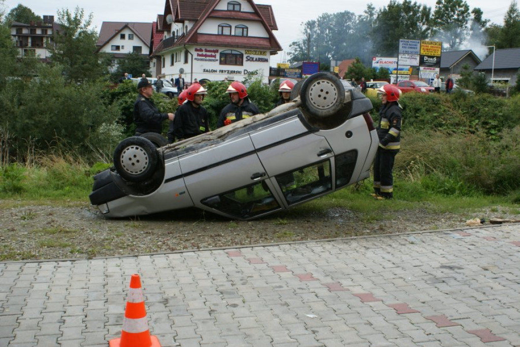 Rabka: Fiat wpadł do rzeki