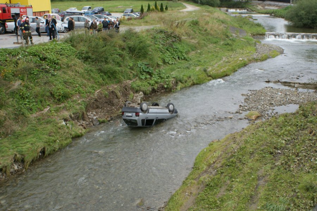 Rabka: Fiat wpadł do rzeki