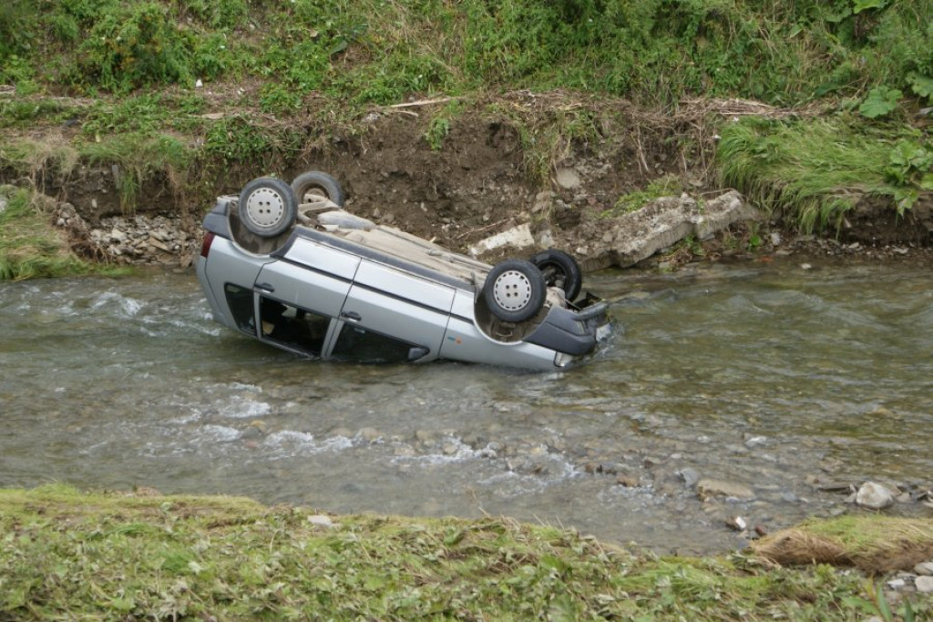 Rabka: Fiat wpadł do rzeki