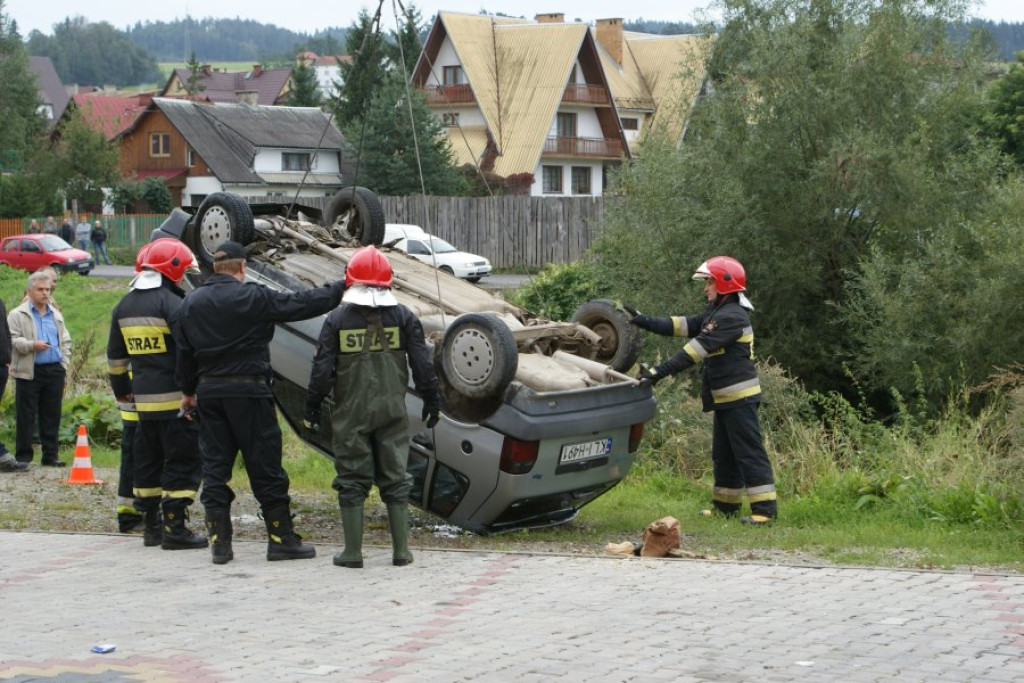 Rabka: Fiat wpadł do rzeki