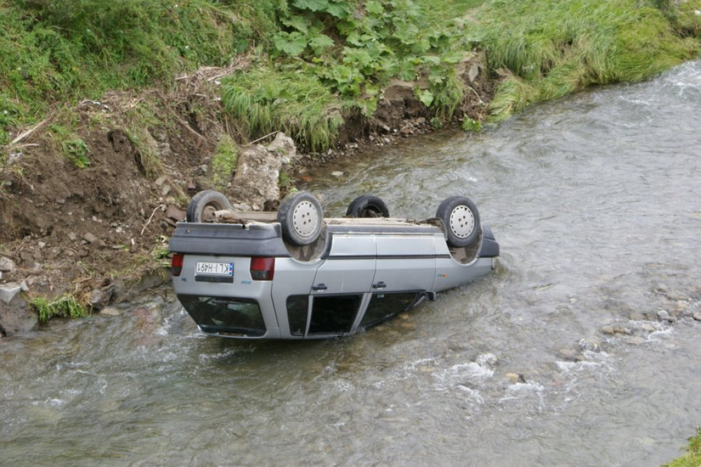 Rabka: Fiat wpadł do rzeki