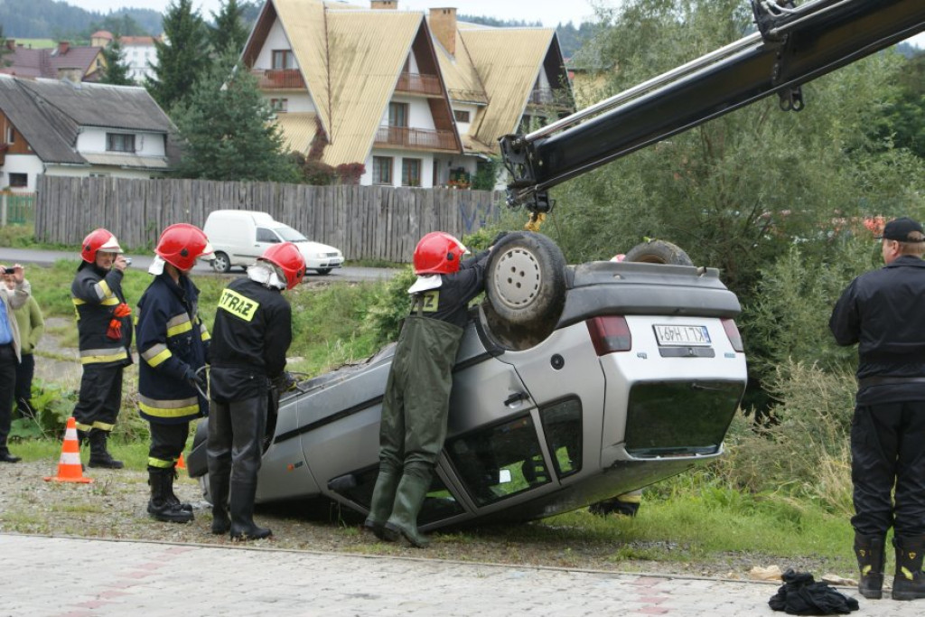 Rabka: Fiat wpadł do rzeki