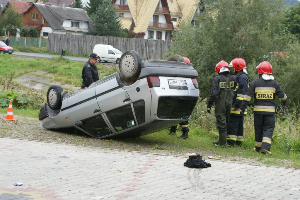 Rabka: Fiat wpadł do rzeki