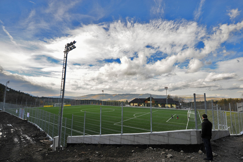Pierwszy kop ministra na nowym stadionie