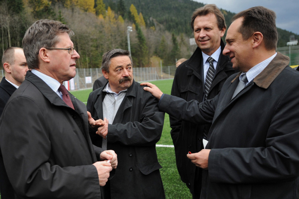Pierwszy kop ministra na nowym stadionie