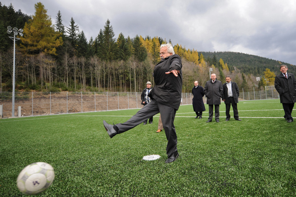 Pierwszy kop ministra na nowym stadionie