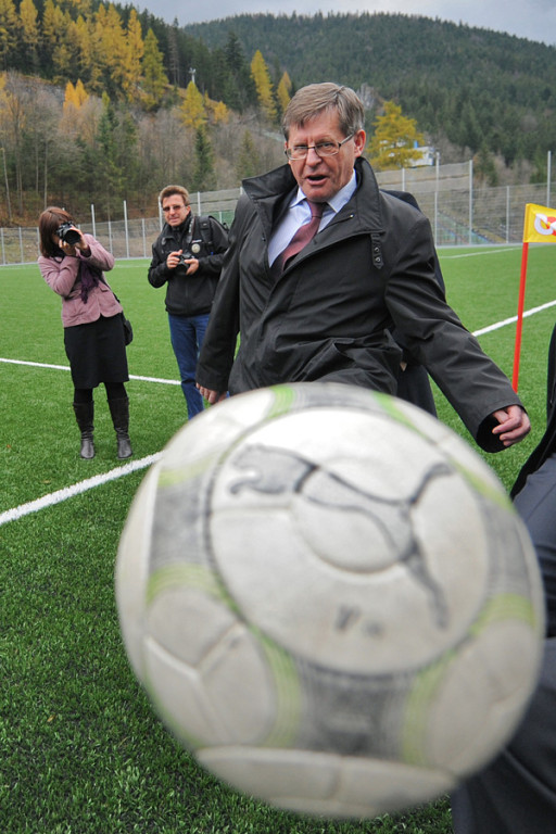 Pierwszy kop ministra na nowym stadionie