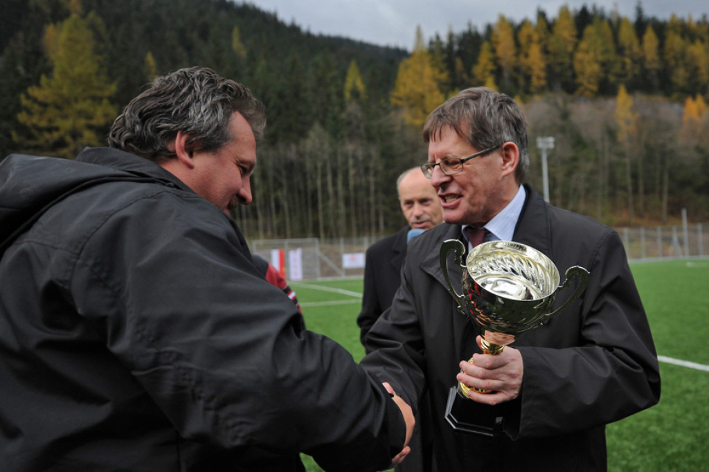 Pierwszy kop ministra na nowym stadionie
