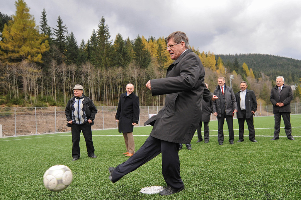 Pierwszy kop ministra na nowym stadionie