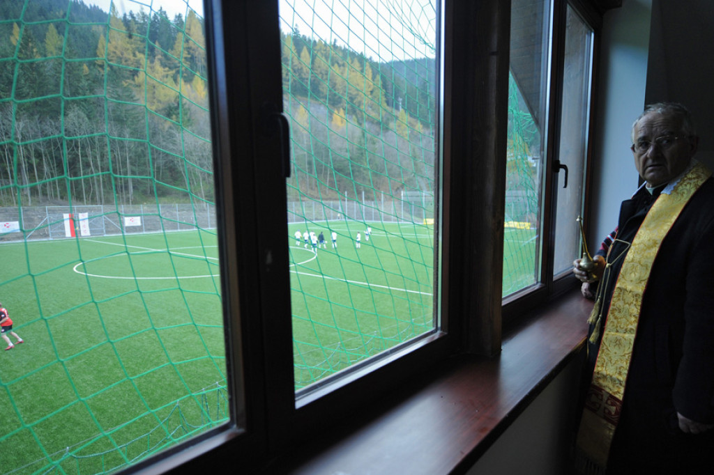 Pierwszy kop ministra na nowym stadionie