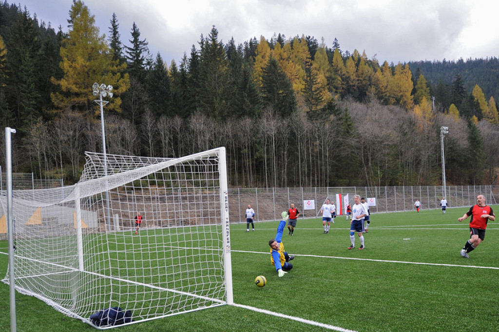 Pierwszy kop ministra na nowym stadionie