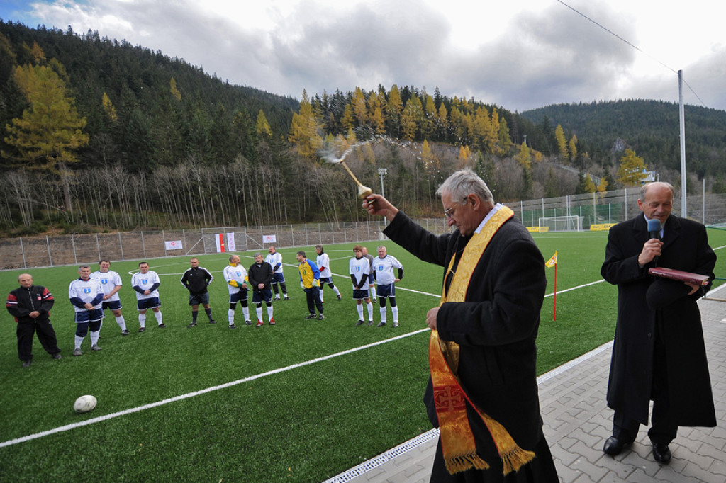 Pierwszy kop ministra na nowym stadionie
