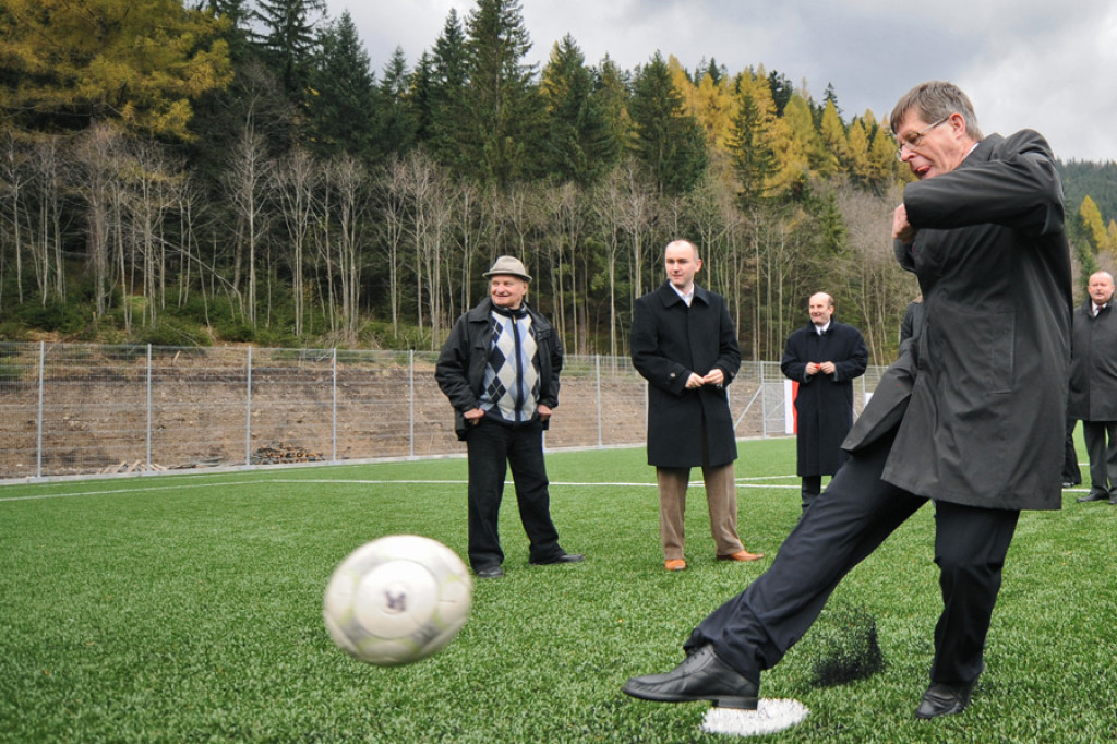 Pierwszy kop ministra na nowym stadionie