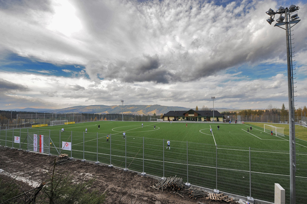 Pierwszy kop ministra na nowym stadionie