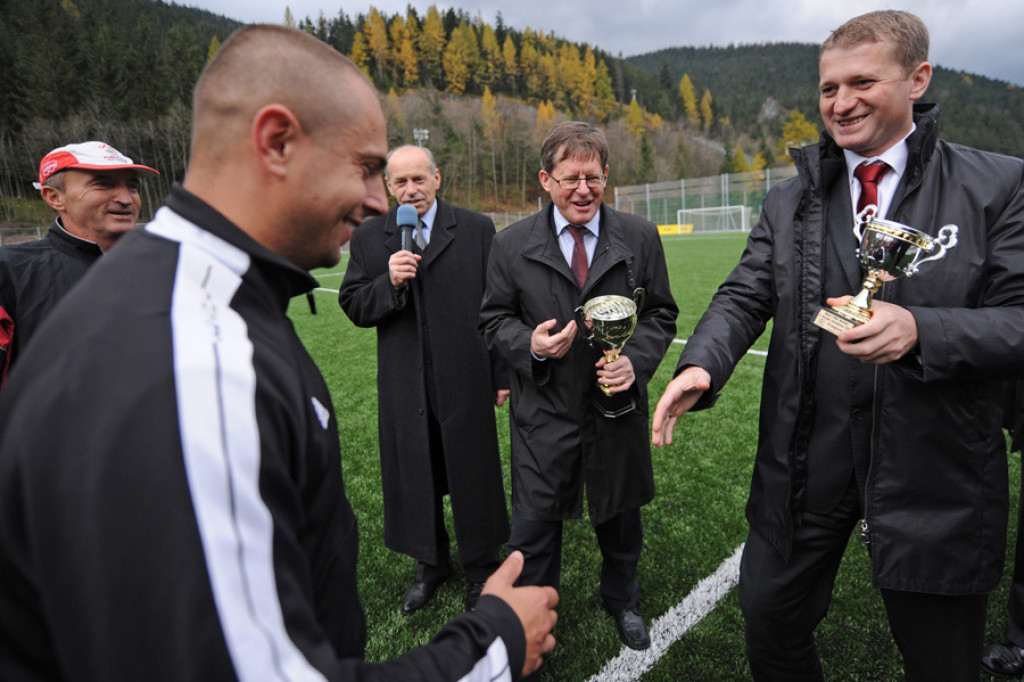 Pierwszy kop ministra na nowym stadionie