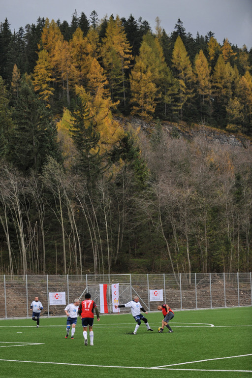 Pierwszy kop ministra na nowym stadionie