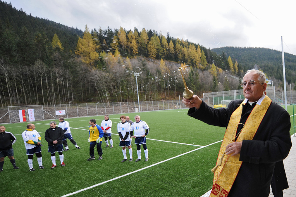 Pierwszy kop ministra na nowym stadionie
