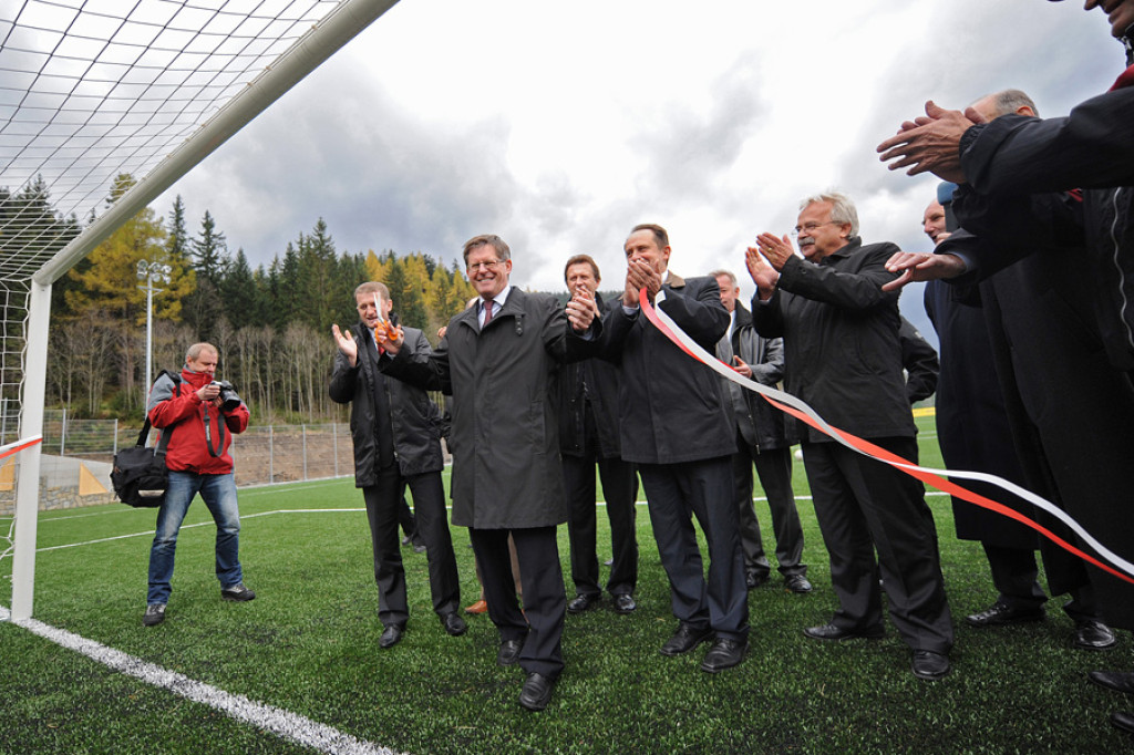 Pierwszy kop ministra na nowym stadionie