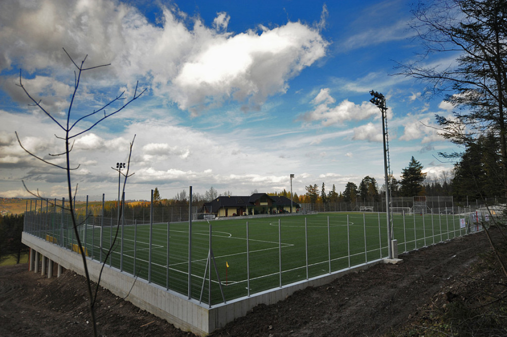 Pierwszy kop ministra na nowym stadionie