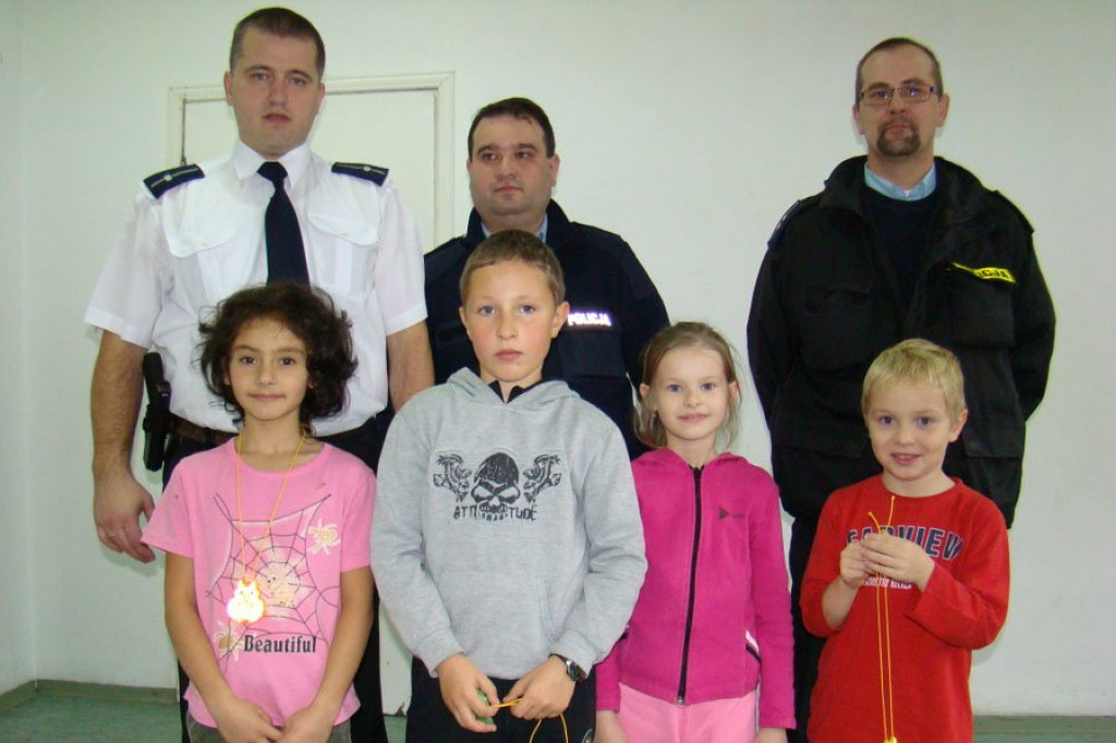 Policjanci rozdają odblaski