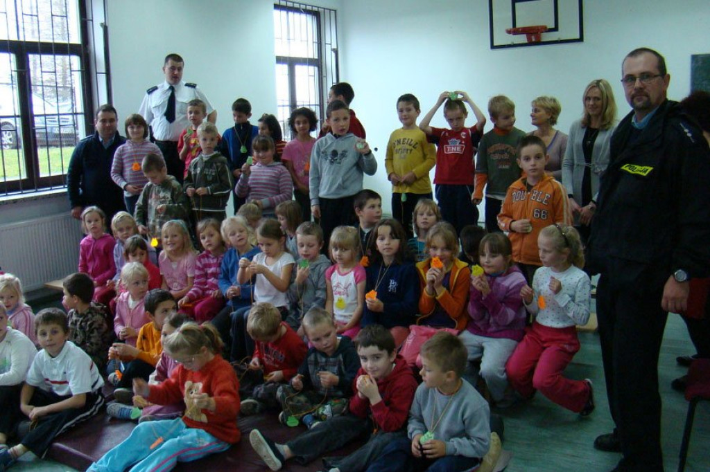 Policjanci rozdają odblaski