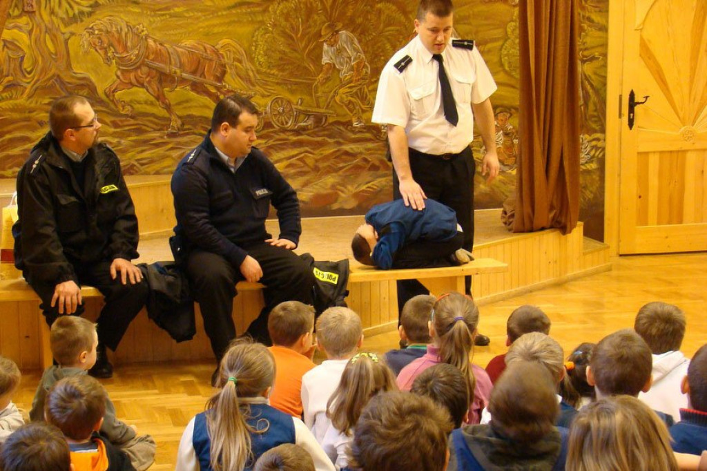 Policjanci rozdają odblaski