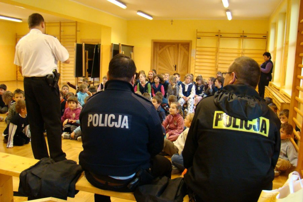 Policjanci rozdają odblaski