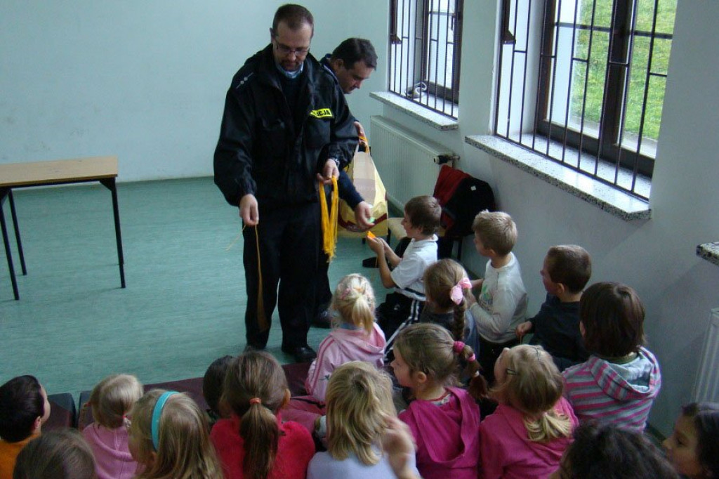 Policjanci rozdają odblaski