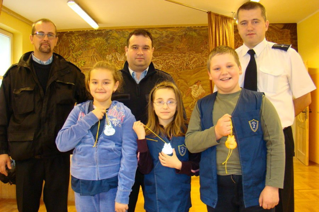 Policjanci rozdają odblaski