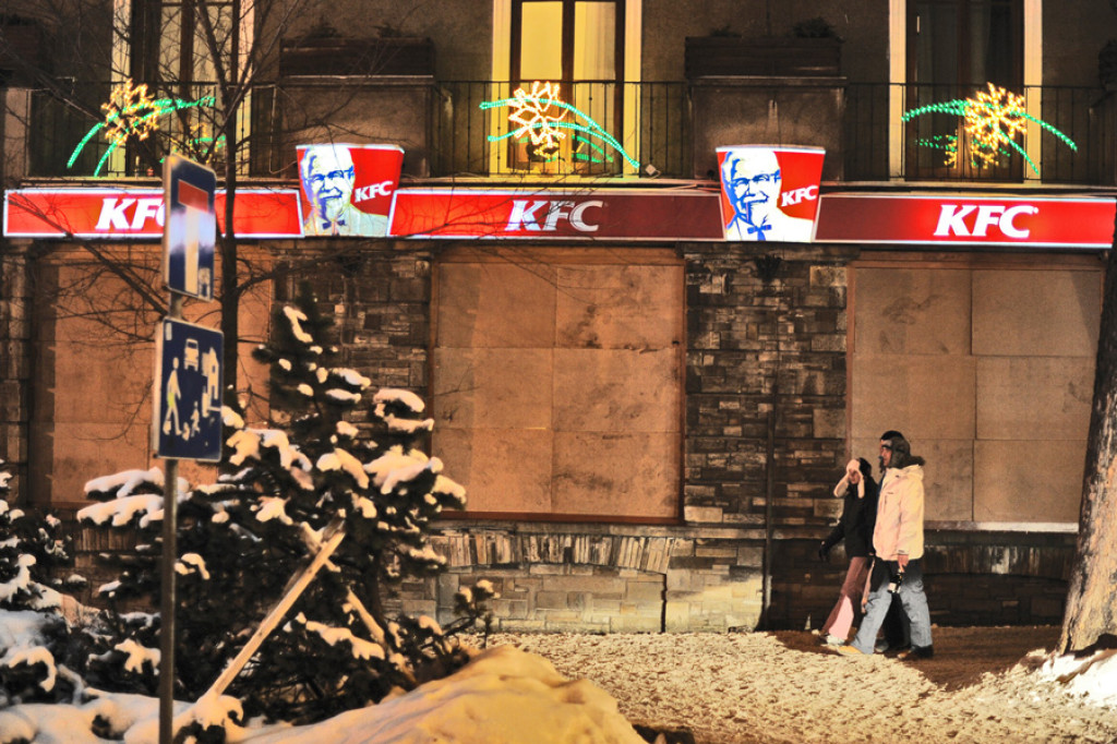 Krupówki zabite tekturami. Oczekiwanie na północ