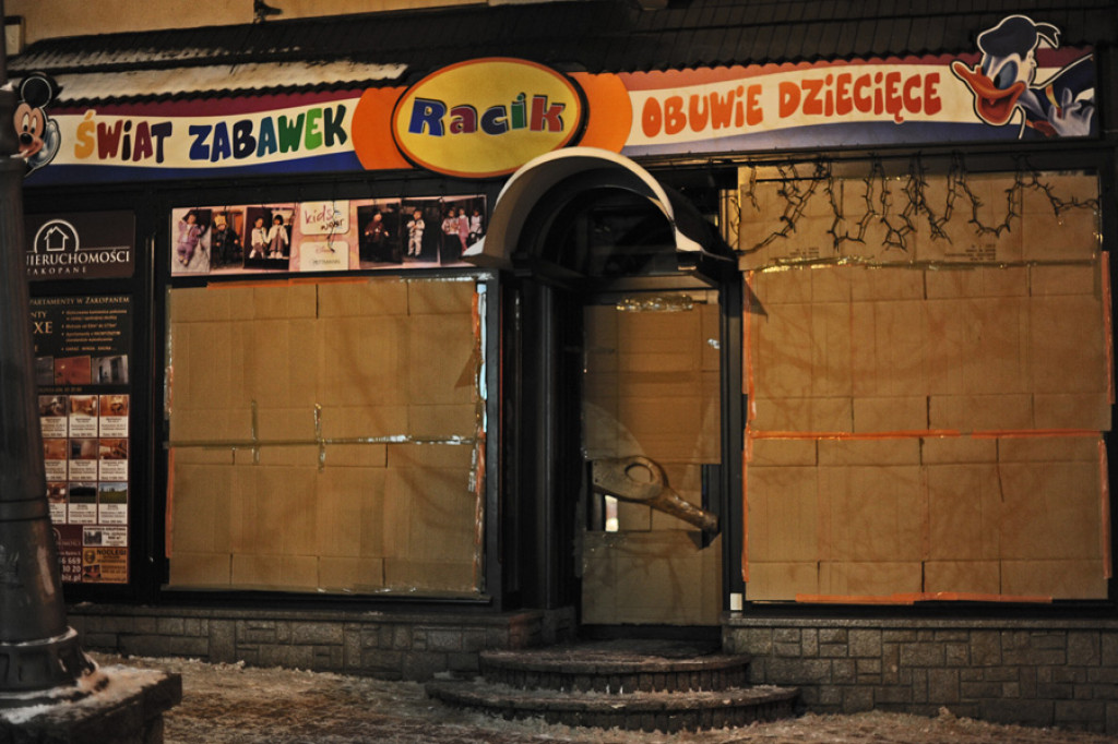 Krupówki zabite tekturami. Oczekiwanie na północ