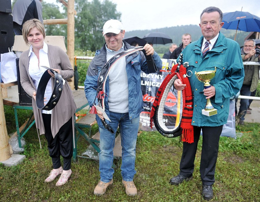 Łopuszna: Końskie skakanie i zrywka drzewa