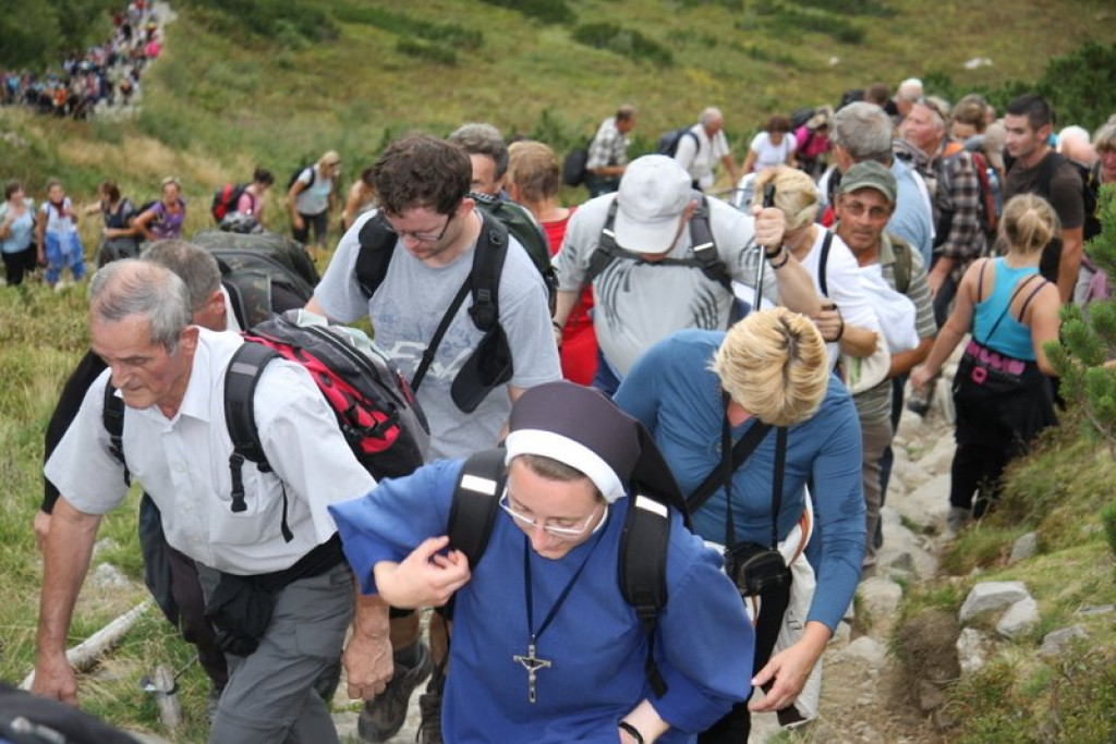 Pielgrzymi w drodze na Giewont