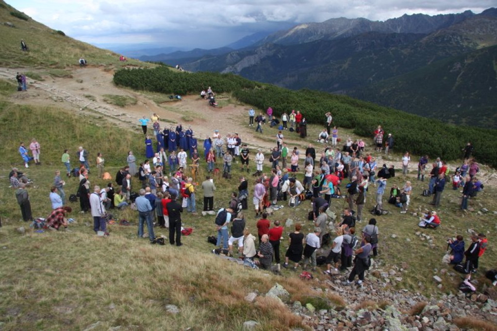 Pielgrzymi w drodze na Giewont