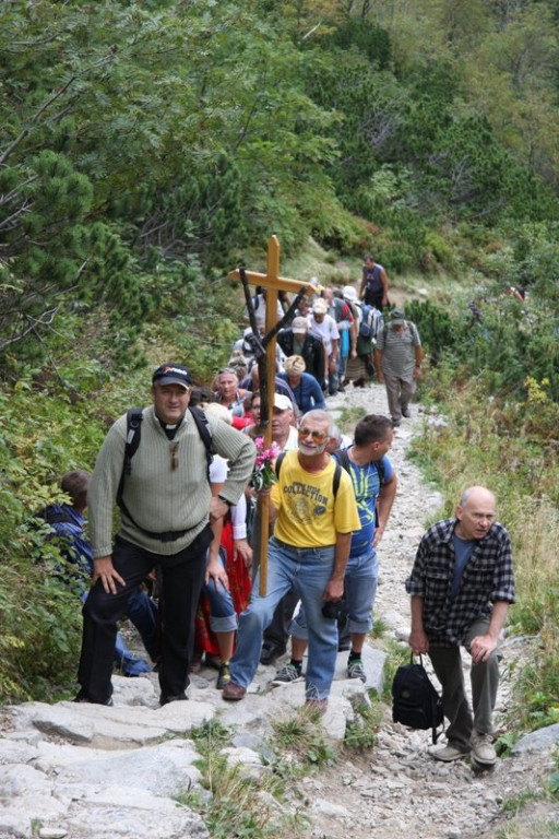 Pielgrzymi w drodze na Giewont