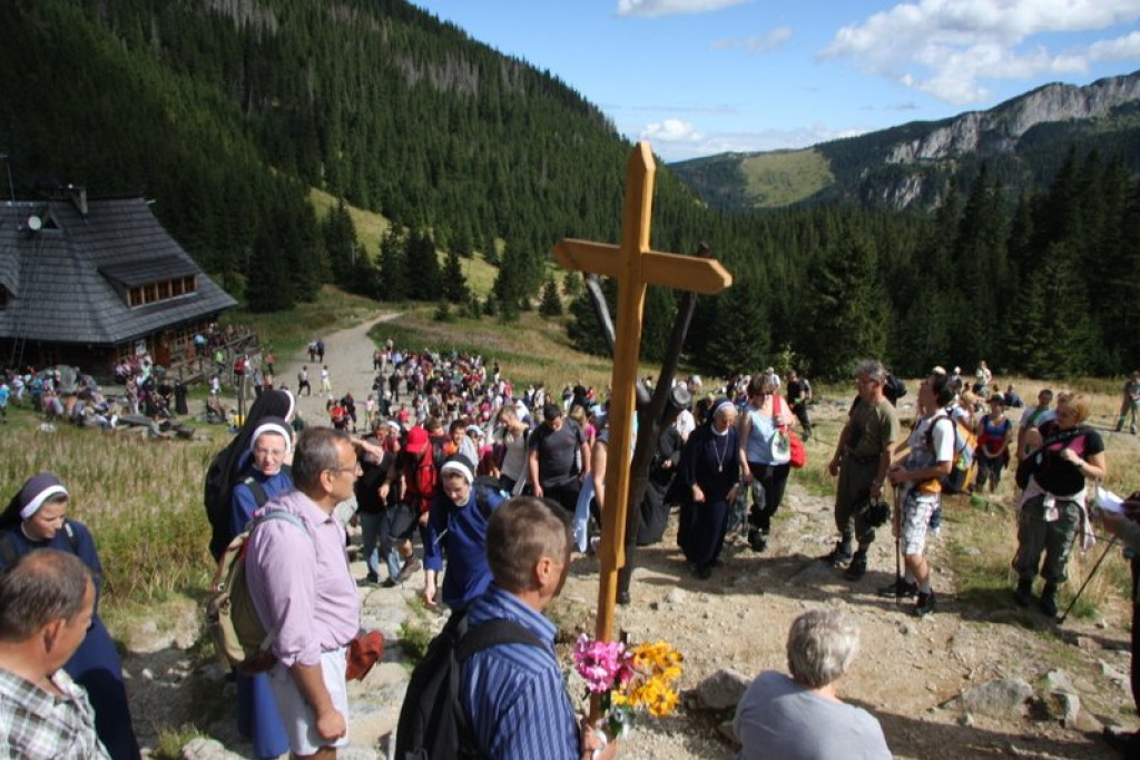 Pielgrzymi w drodze na Giewont