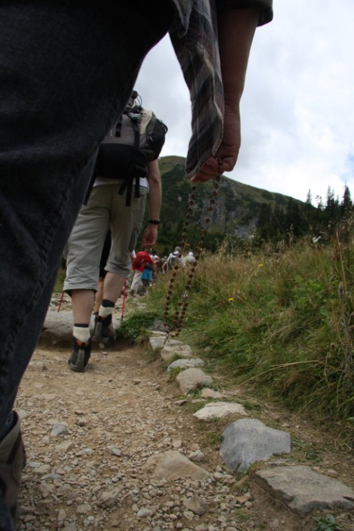 Pielgrzymi w drodze na Giewont