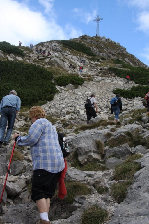 Pielgrzymi w drodze na Giewont
