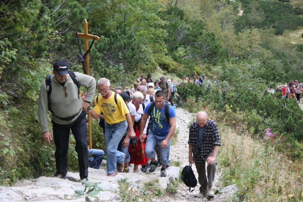 Pielgrzymi w drodze na Giewont