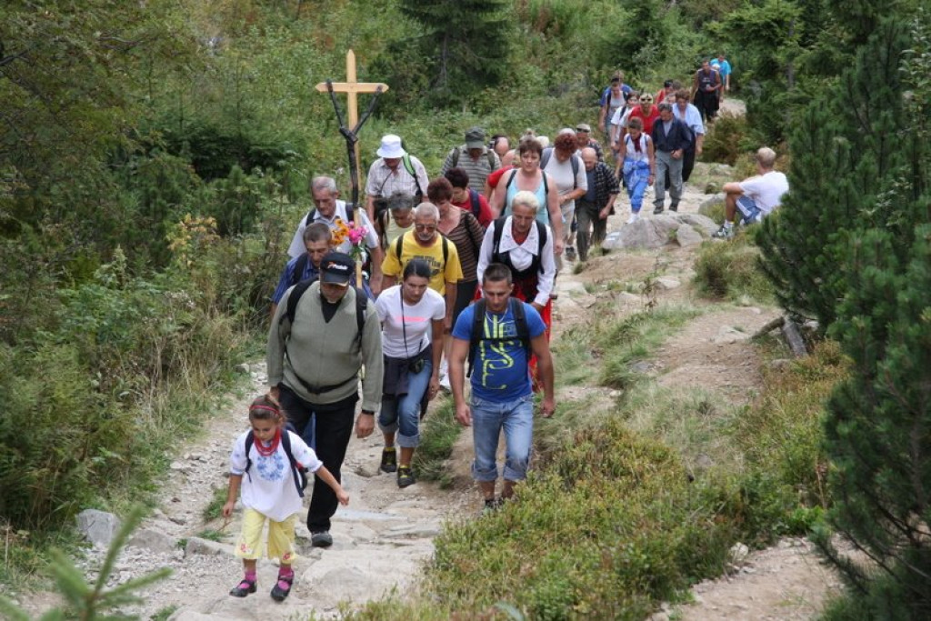 Pielgrzymi w drodze na Giewont